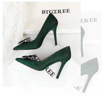 Tacchi sottili in pelle scamosciata stile europeo americano di lusso leggero ed elegante per banchetti Scarpe da donna con grandi fiocchi alla moda con tacchi altissimi