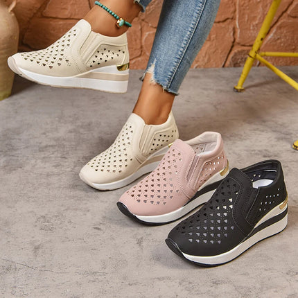 2025 Nuove scarpe da ginnastica con zeppa scavate da donna Plus Size Mocassini con suola spessa in pelle Pu Donna Slip On Scarpe casual traspiranti Donna
