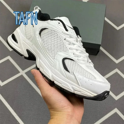Sneakers stile papà retrò Y2K unisex, tomaia mista in rete e sintetico, suola spessa sagomata per outfit urbani e look street trendy