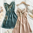 Set di camicie da notte da donna eleganti con stampa ciliegia e abiti con cinturino. Indumenti da notte comodi in 2 pezzi