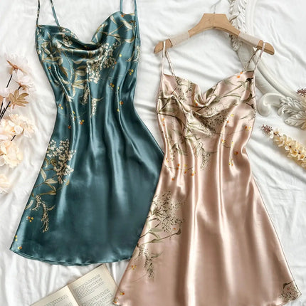 Set di camicie da notte da donna eleganti con stampa ciliegia e abiti con cinturino. Indumenti da notte comodi in 2 pezzi