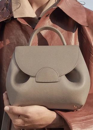 Mini borsa a mano in pelle martellata con chiusura a piega arrotondata, manico corto e tracolla rimovibile per l'uso quotidiano