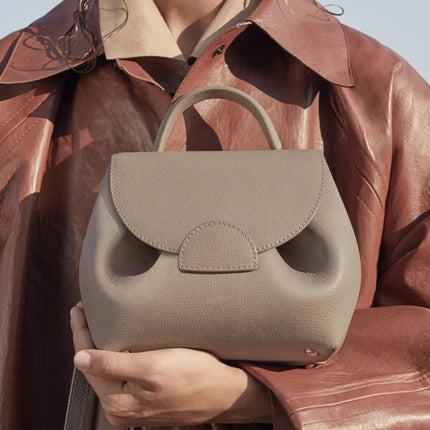 Mini borsa a mano in pelle martellata con chiusura a piega arrotondata, manico corto e tracolla rimovibile per l'uso quotidiano