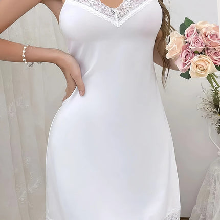 Una pieza de pijama de mujer. Es un pijama de tirantes de moda, elegante y sexy con ribetes de encaje. Es un traje de color liso,