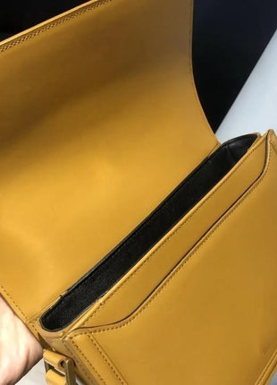 Borsa a tracolla in pelle liscia con patta, tracolla lunga sottile regolabile, borsa a tracolla rettangolare con dettagli di cuciture lunghe sotto il braccio.
