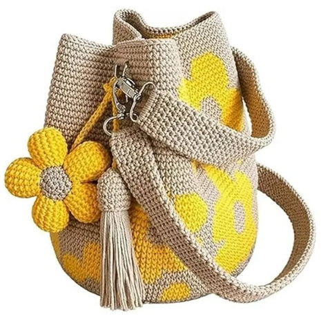 Borsa a tracolla da donna in stile boho, realizzata a mano con lavorazione all'uncinetto, decorata con fiori, cordoncino, occhielli metallici e nappe floreali, ideale per l'uso quotidiano, la spiaggia e le attività all'apert