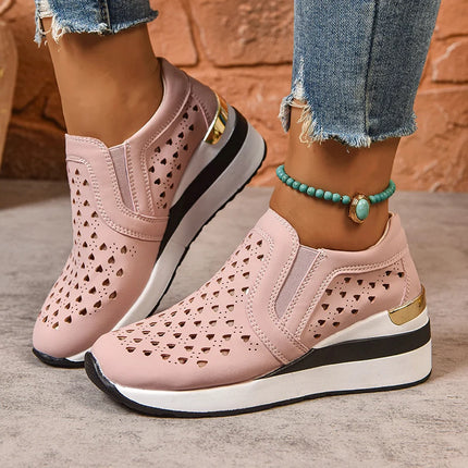 2025 Nuove scarpe da ginnastica con zeppa scavate da donna Plus Size Mocassini con suola spessa in pelle Pu Donna Slip On Scarpe casual traspiranti Donna