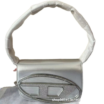 Borsa a Tracolla in Pelle PU Effetto Specchio Argento Lucido con Decorazione Ovale in Rilievo, Tracolla Staccabile, Mini Borsetta Futuristica da Donna