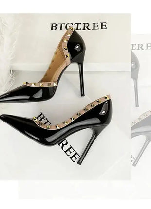 2025 Nuovo Sexy Nero Sottile Tacchi Alti 10.5 Centimetri Scarpe da Donna Testa A Punta Rivetto Pompe da Donna in Pelle Verniciata Stiletto Scarpe da Discoteca platinumshop