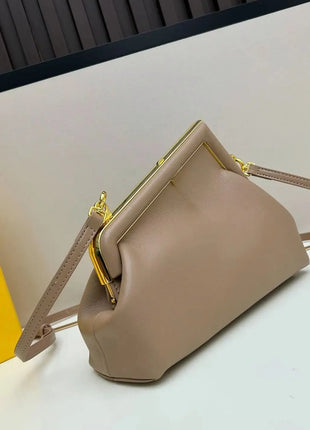 Borsa con Chiusura a Scatto in Morbida Pelle Color Tè al Latte, Borsa di Lusso Multiuso