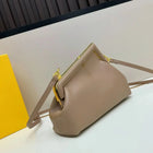 Borsa con Chiusura a Scatto in Morbida Pelle Color Tè al Latte, Borsa di Lusso Multiuso