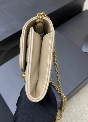 Portafoglio quadrato in pelle trapuntata beige con catena, design a patta con fibbia a catena metallica incrociata, tracolla rimovibile con catena in metallo, borsa a tracolla rettangolare da donna.