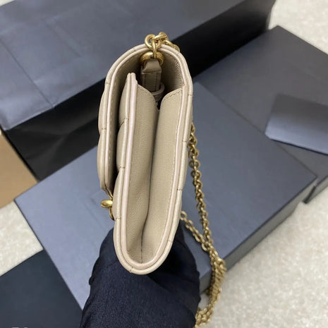 Portafoglio quadrato in pelle trapuntata beige con catena, design a patta con fibbia a catena metallica incrociata, tracolla rimovibile con catena in metallo, borsa a tracolla rettangolare da donna.
