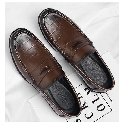 Scarpe da uomo in pelle, stile britannico casual e alla moda, un passo sui mocassini pigri