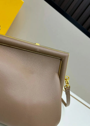 Borsa con Chiusura a Scatto in Morbida Pelle Color Tè al Latte, Borsa di Lusso Multiuso