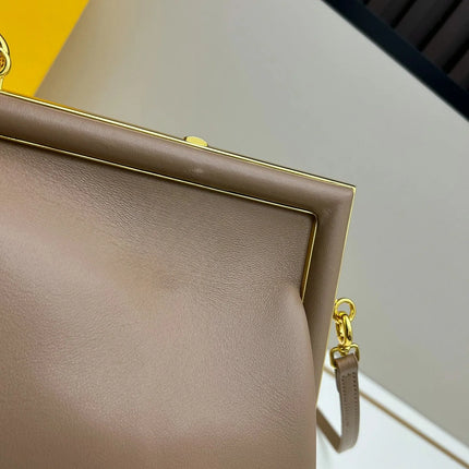 Borsa con Chiusura a Scatto in Morbida Pelle Color Tè al Latte, Borsa di Lusso Multiuso