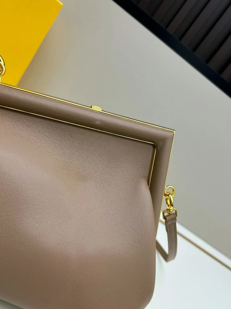 Borsa con Chiusura a Scatto in Morbida Pelle Color Tè al Latte, Borsa di Lusso Multiuso