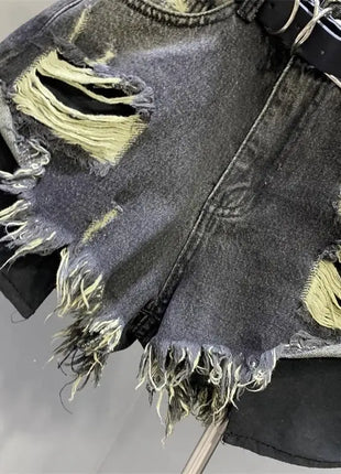 Nuovo stile di pantaloncini di jeans strappati con tasche lavate sfilacciate e piedi larghi