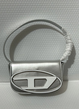 Borsa a Tracolla in Pelle PU Effetto Specchio Argento Lucido con Decorazione Ovale in Rilievo, Tracolla Staccabile, Mini Borsetta Futuristica da Donna