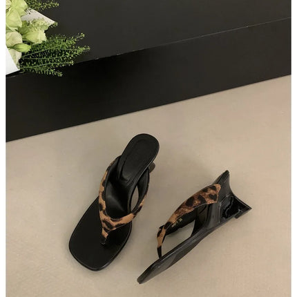 Marque de mode Compensée Pantoufle Présentations fabricants de jeux Clip d'orteil Tongs Sandales à lanières étroites Chaussures décontractées Pantoufle femme Sandalia Mujer