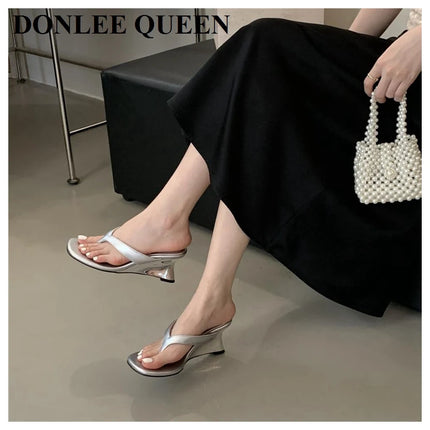 Marque de mode Compensée Pantoufle Présentations fabricants de jeux Clip d'orteil Tongs Sandales à lanières étroites Chaussures décontractées Pantoufle femme Sandalia Mujer