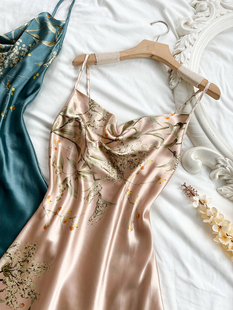 Set di camicie da notte da donna eleganti con stampa ciliegia e abiti con cinturino. Indumenti da notte comodi in 2 pezzi