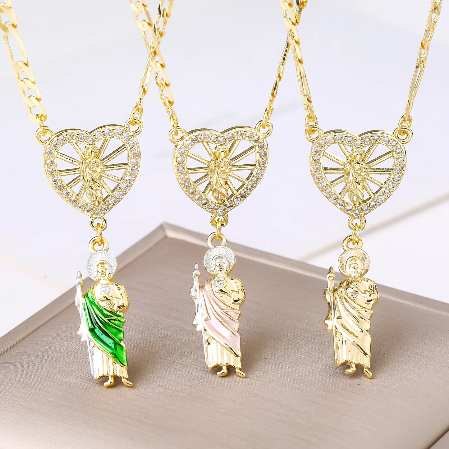 Collana religiosa Saint Jude Ciondolo a forma di cuore placcato in oro Smalto Patron cattolico Gioielli santo per donne Uomini Fede Amuleto Regalo