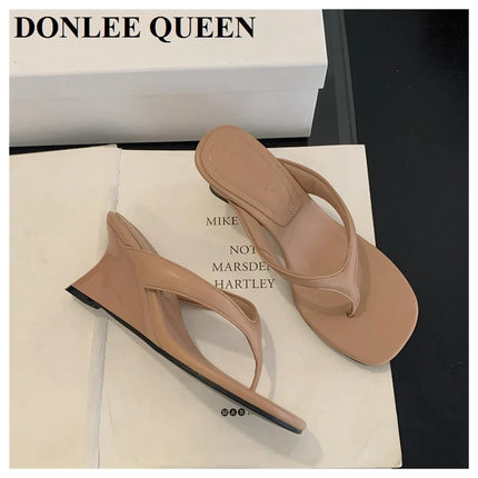 Marque de mode Compensée Pantoufle Présentations fabricants de jeux Clip d'orteil Tongs Sandales à lanières étroites Chaussures décontractées Pantoufle femme Sandalia Mujer