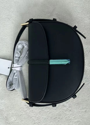 Borsa a tracolla a mezzaluna in pelle liscia, con chiusura decorativa in metallo, tracolla regolabile per uso quotidiano
