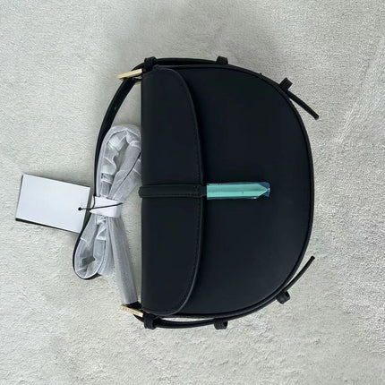 Borsa a tracolla a mezzaluna in pelle liscia, con chiusura decorativa in metallo, tracolla regolabile per uso quotidiano