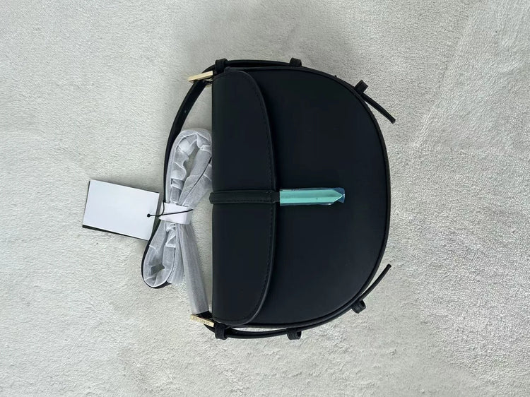 Borsa a tracolla a mezzaluna in pelle liscia, con chiusura decorativa in metallo, tracolla regolabile per uso quotidiano