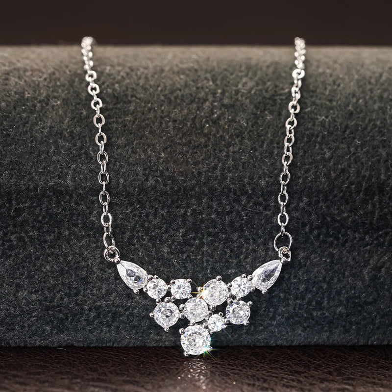 Huitan Collana con ciondolo da donna intarsiato brillante CZ Accessori estetici per fidanzamento Matrimonio Festa di moda Regalo di gioielli affascinanti
