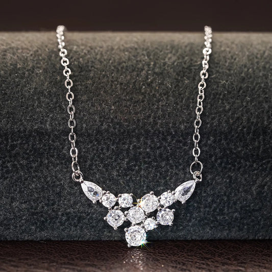 Huitan Collana con ciondolo da donna intarsiato brillante CZ Accessori estetici per fidanzamento Matrimonio Festa di moda Regalo di gioielli affascinanti