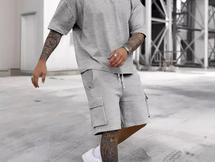Fashionable New Summer Style T-shirt and Versatile Solid Color Shorts Set, a Casual and Sporty Men's Outfit