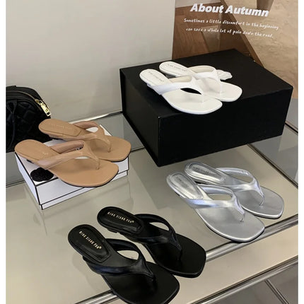 Marque de mode Compensée Pantoufle Présentations fabricants de jeux Clip d'orteil Tongs Sandales à lanières étroites Chaussures décontractées Pantoufle femme Sandalia Mujer