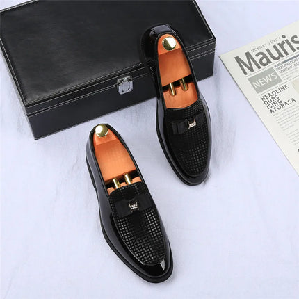 Mocassini con papillon da uomo Moda nuovi da uomo in pelle verniciata a punta Scarpe basse da lavoro Designer Calzature per abito da sposa per ritorno a casa