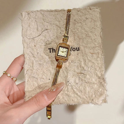 Nuovo orologio da donna in oro di lusso Orologio da polso al quarzo quadrato alla moda Orologio da donna semplice con strass squisito regalo Relogio Feminino platinumshop