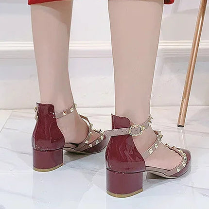 Scarpe da donna di marca famose Borchie dorate Copri tacchi Sandali da 4 cm Cinturino incrociato Décolleté in pelle a specchio Punta a punta Tacchi a spillo moda 33-42 platinumshop