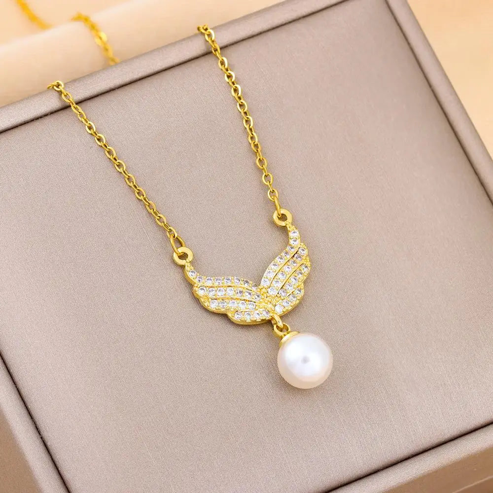 Nuova collana con ciondolo in cristallo di zircone alla moda per le donne Commercio all'ingrosso di gioielli con catena clavicola in acciaio inossidabile color oro dolce femminile