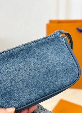 Borsa a secchiello mini in denim blu con finiture in pelle scura, tracolla regolabile, dotata di portamonete staccabile.