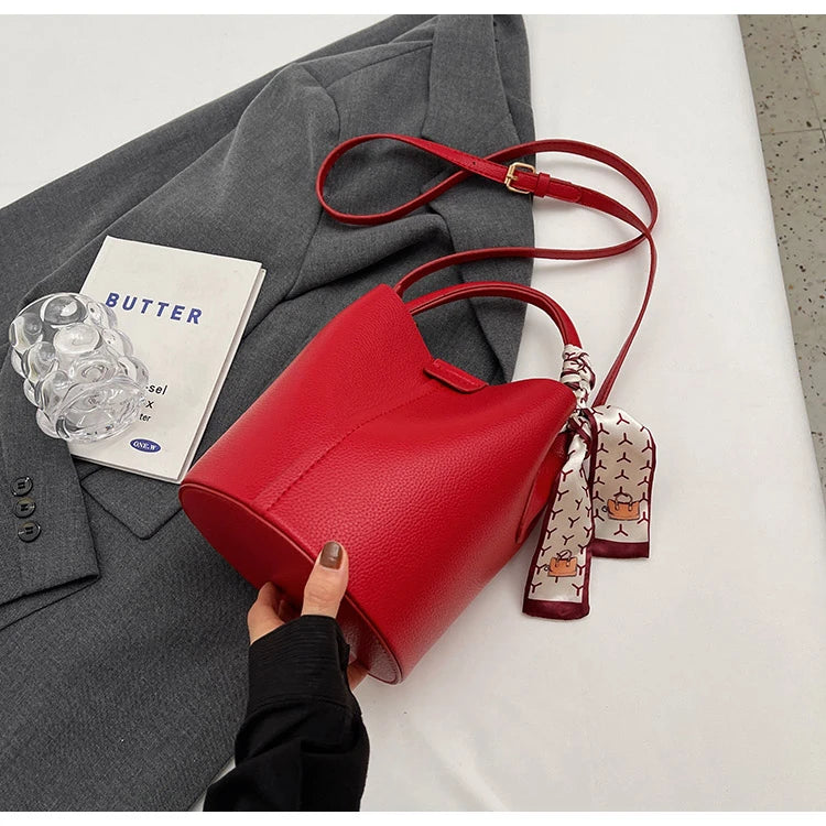 Borse a tracolla e a tracolla a secchiello in PU rosso Nero Senso del lusso Borsa a due usi da donna 2024 Moda versatile in vendita