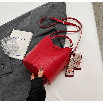 Borse a tracolla e a tracolla a secchiello in PU rosso Nero Senso del lusso Borsa a due usi da donna 2024 Moda versatile in vendita