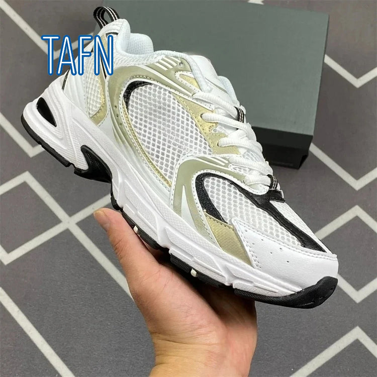 Sneakers stile papà retrò Y2K unisex, tomaia mista in rete e sintetico, suola spessa sagomata per outfit urbani e look street trendy