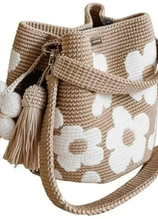 Borsa a tracolla da donna in stile boho, realizzata a mano con lavorazione all'uncinetto, decorata con fiori, cordoncino, occhielli metallici e nappe floreali, ideale per l'uso quotidiano, la spiaggia e le attività all'apert