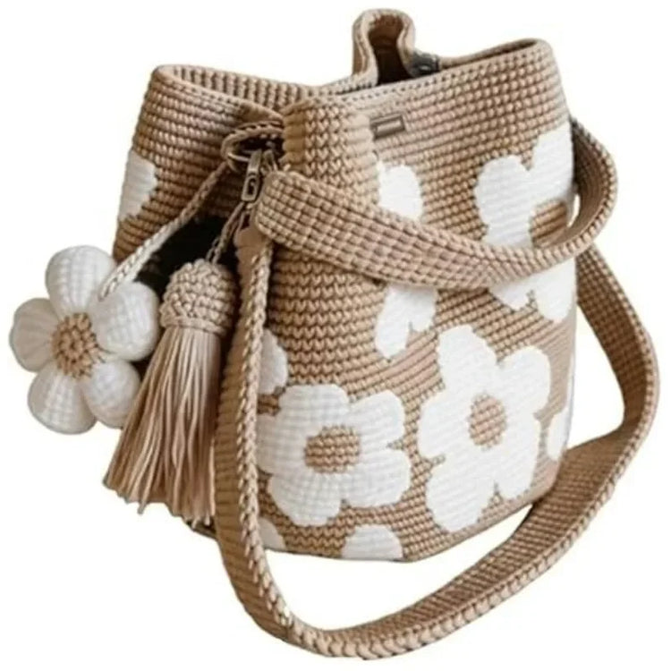 Borsa a tracolla da donna in stile boho, realizzata a mano con lavorazione all'uncinetto, decorata con fiori, cordoncino, occhielli metallici e nappe floreali, ideale per l'uso quotidiano, la spiaggia e le attività all'apert
