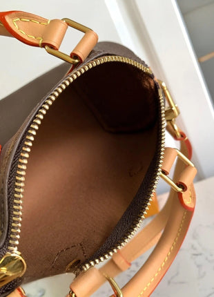 Mini borsa Boston con finiture in pelle, manico superiore e tracolla regolabile con chiusura a zip.