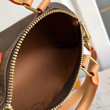 Mini borsa Boston con finiture in pelle, manico superiore e tracolla regolabile con chiusura a zip.