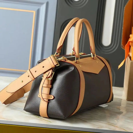 Borsa Boston in Pelle Martellata Marrone Scuro per Donne, Borsa a Mano con Finiture in Vachetta e Tracolla Regolabile, Borsa a Tracolla Vintage con Cerniera