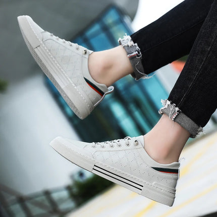 Men's lightweight skate shoes, everyday casual sneakers for men, colors: white and beige, sizes 39 to 46.