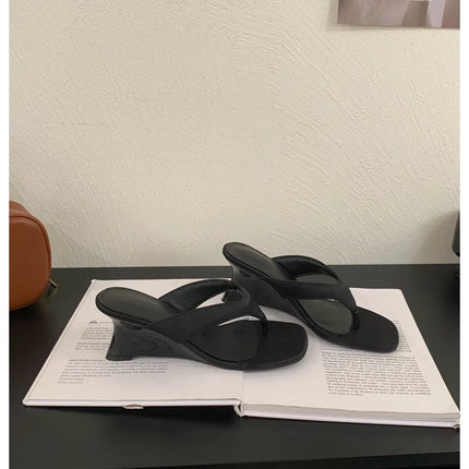 Marque de mode Compensée Pantoufle Présentations fabricants de jeux Clip d'orteil Tongs Sandales à lanières étroites Chaussures décontractées Pantoufle femme Sandalia Mujer